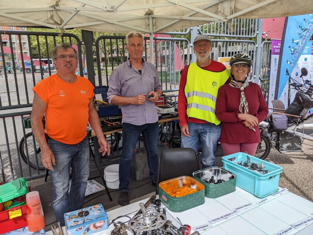 L'équipe des mécanos TAVPA à la fête du vélo de Rayssac le 27 avril 2022